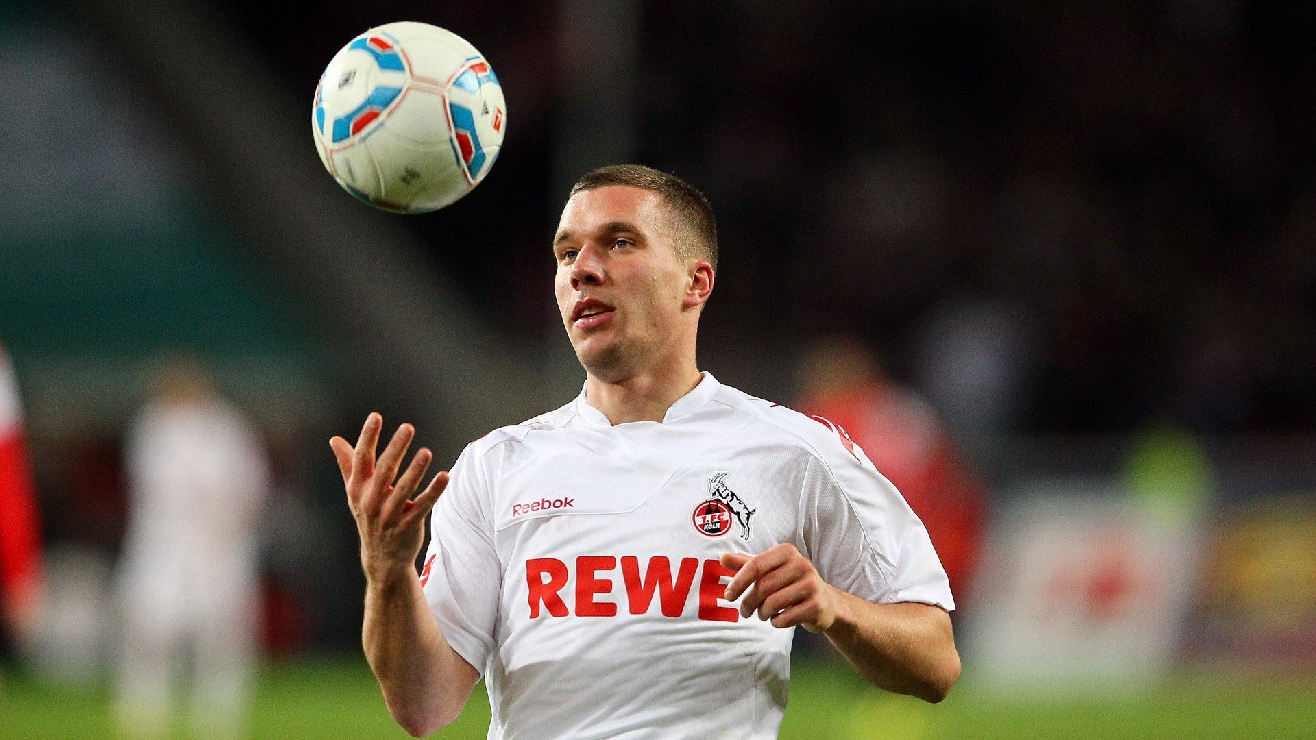 《电竞选手的日常：训练、休闲与生活点滴》，电竞选手peanut